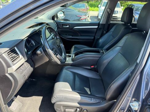 Used 2019 Toyota Highlander XLE AWD/4WD image 11
