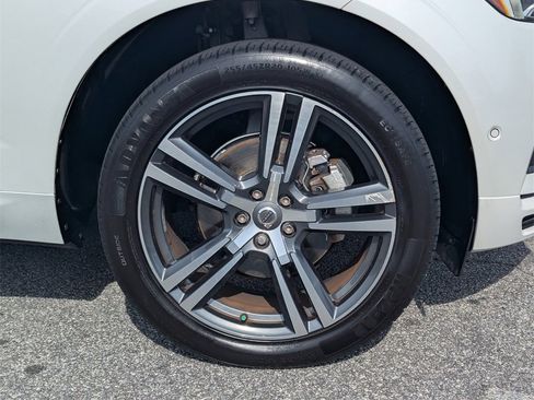 Used 2019 Volvo XC60 T5 Momentum w/ Multimedia Package image 12