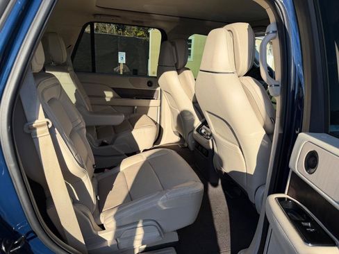 Used 2019 Lincoln Navigator Reserve image 19