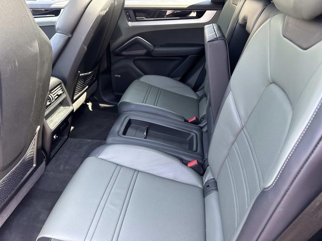 Used 2025 Porsche Cayenne Coupe AWD/4WD image 32