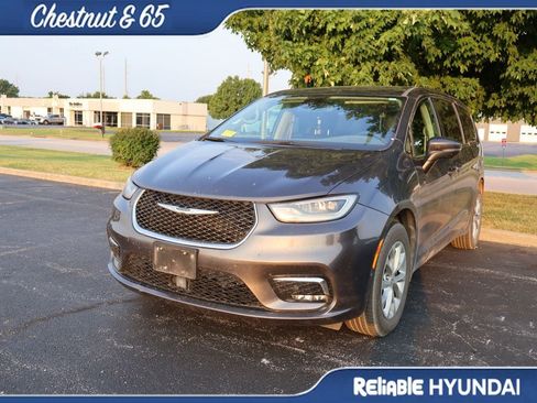 Used 2023 Chrysler Pacifica Touring-L AWD/4WD image 8
