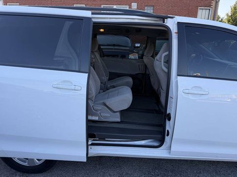 Used 2017 Toyota Sienna LE FWD image 28