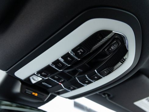 Certified 2026 Porsche Macan AWD/4WD image 19