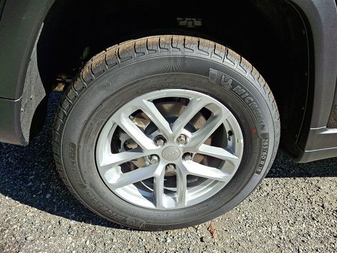 New 2025 Jeep Grand Cherokee Laredo X w/ Luxury Tech Group I image 5