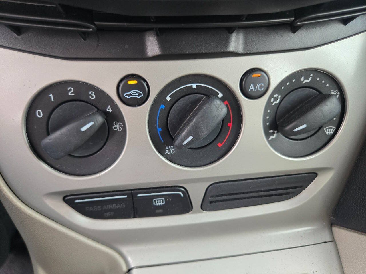 Used 2012 Ford Focus SE FWD image 18