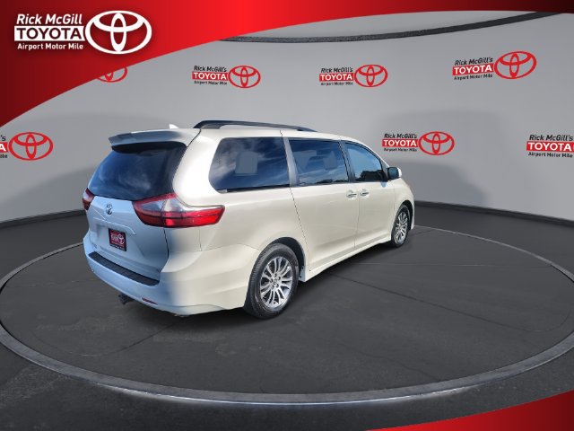 Used 2020 Toyota Sienna XLE w/ XLE Navigation Package FWD image 8