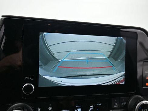 Used 2024 Toyota Highlander LE AWD/4WD image 18