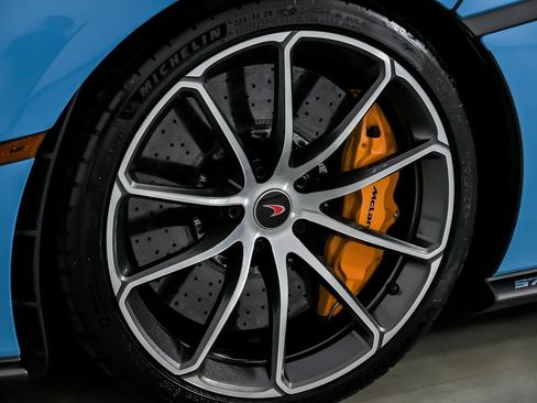 Used 2018 McLaren 570S Spider image 16