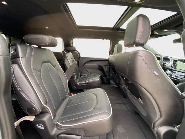 Used 2026 Chrysler Pacifica Limited FWD image 16