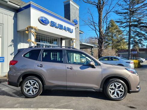 Used 2023 Subaru Forester Premium image 2