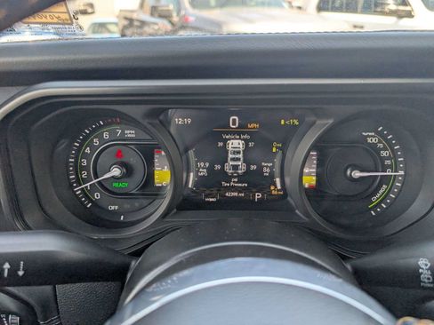 Used 2024 Jeep Wrangler Unlimited Sahara w/ Safety Group AWD/4WD image 19