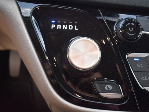 Used 2023 Chrysler Voyager LX image 32