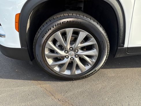 Used 2025 Buick Enclave Preferred image 9