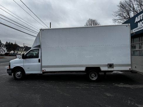 Used 2020 GMC Savana 3500 Extended w/ Power Convenience Package image 3