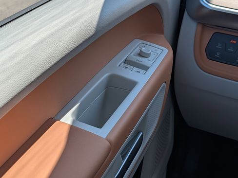 New 2025 Volkswagen ID. Buzz 1st Edition AWD/4WD image 8