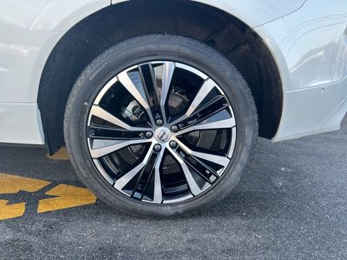Certified 2025 Volvo XC60 B5 Plus image 9