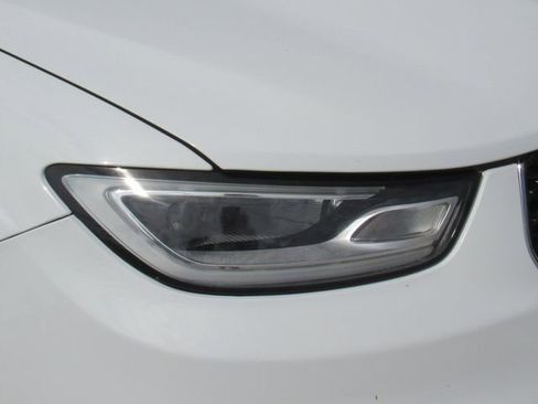 Used 2024 Chrysler Pacifica Touring-L FWD image 9