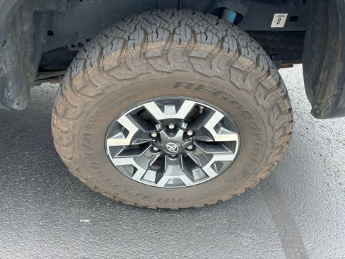 Used 2020 Toyota Tacoma TRD Off-Road w/ TRD Premium Off Road Package AWD/4WD image 9