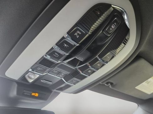 Used 2024 Porsche Macan AWD/4WD image 33