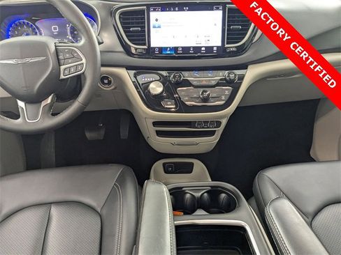 Certified 2024 Chrysler Pacifica Touring-L image 25