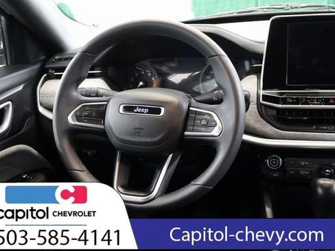 Used 2025 Jeep Compass Latitude image 15