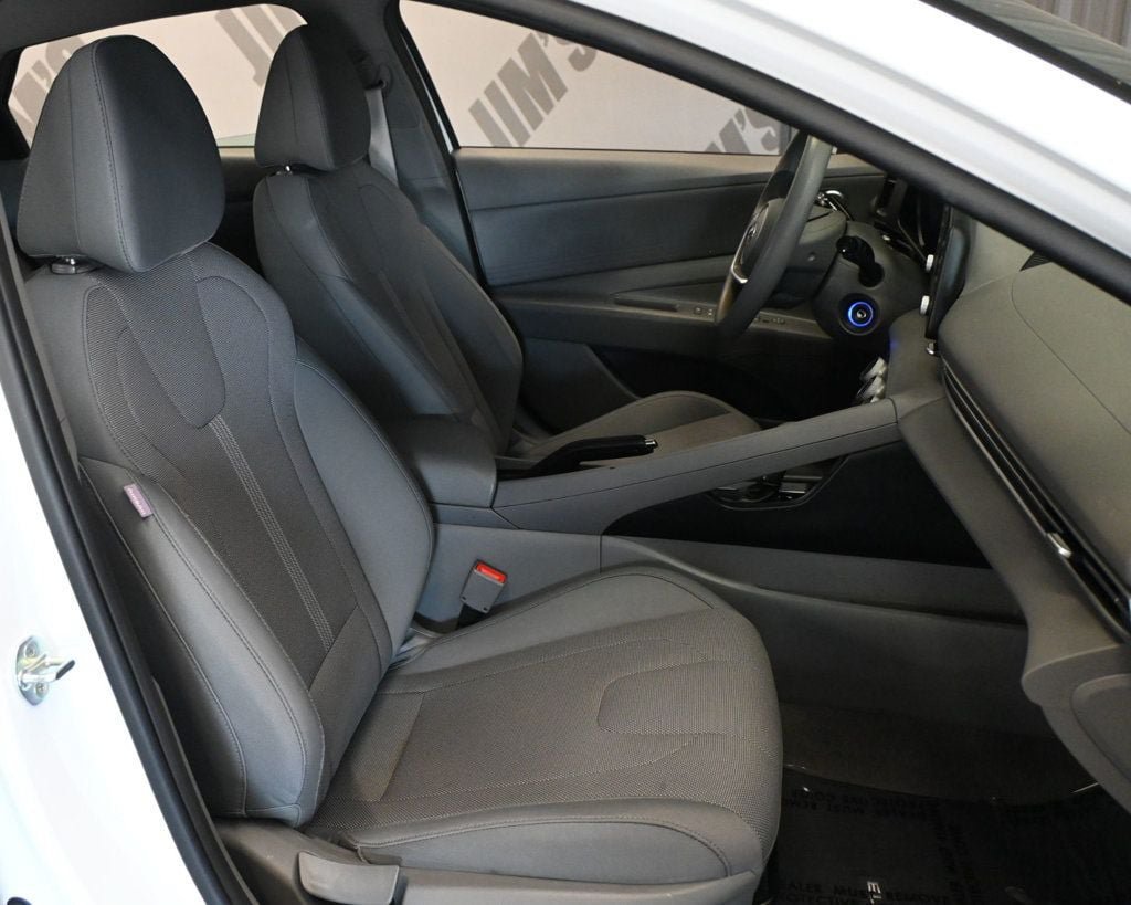 Used 2021 Hyundai Elantra SE FWD image 18
