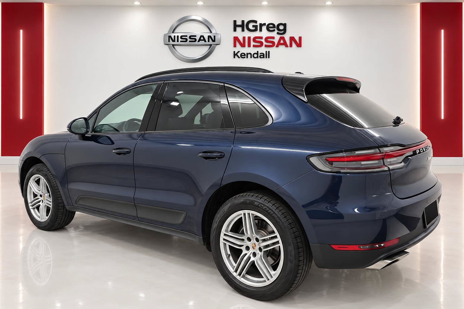 Used 2020 Porsche Macan AWD/4WD image 2