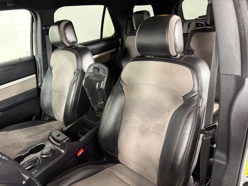 Used 2017 Ford Explorer XLT w/ Equipment Group 202A AWD/4WD image 11