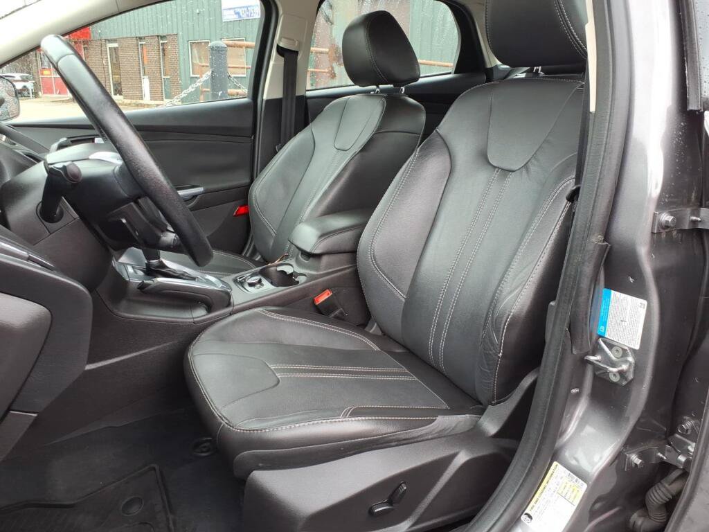 Used 2013 Ford Focus Titanium w/ Titanium Handling Pkg FWD image 9