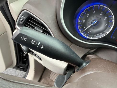 Used 2018 Chrysler Pacifica Touring FWD image 27