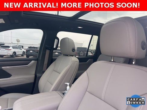 Used 2024 GMC Acadia Elevation w/ Black Edition image 8