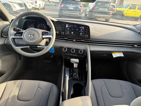 Used 2023 Hyundai Elantra SE FWD image 25