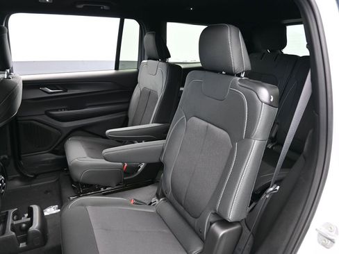 Used 2025 Jeep Grand Cherokee L Laredo image 24