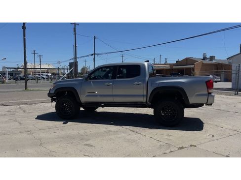 Used 2017 Toyota Tacoma TRD Off-Road AWD/4WD image 8