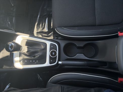 Certified 2025 Hyundai Venue Limited FWD image 15