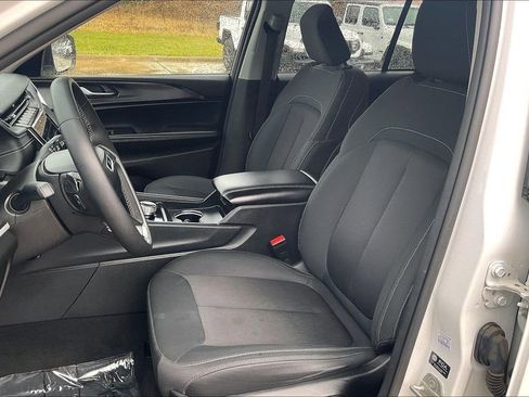 Used 2023 Jeep Grand Cherokee Laredo image 23