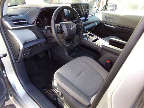 Used 2024 Toyota Sienna LE image 27