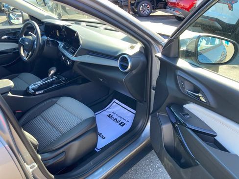 Used 2024 Chevrolet Trax LT w/ Driver Confidence Package FWD image 4