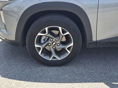 Used 2025 Chevrolet Trax LT w/ LT Convenience Package FWD image 9