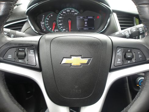 Used 2020 Chevrolet Trax LT w/ LT Convenience Package AWD/4WD image 18