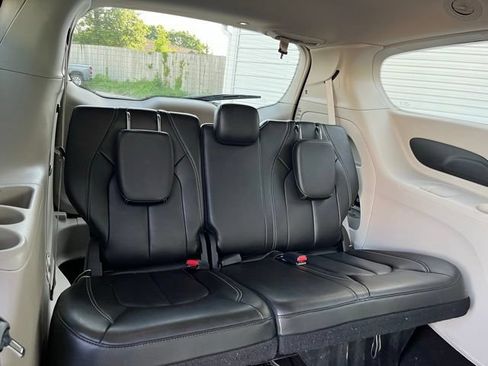 Used 2023 Chrysler Pacifica Touring-L FWD image 27