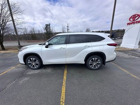 Used 2023 Toyota Highlander XLE image 6