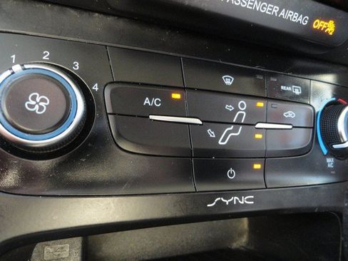 Used 2018 Ford Focus SE FWD image 16