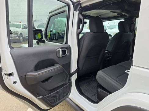 Used 2025 Jeep Wrangler Unlimited Sahara image 28