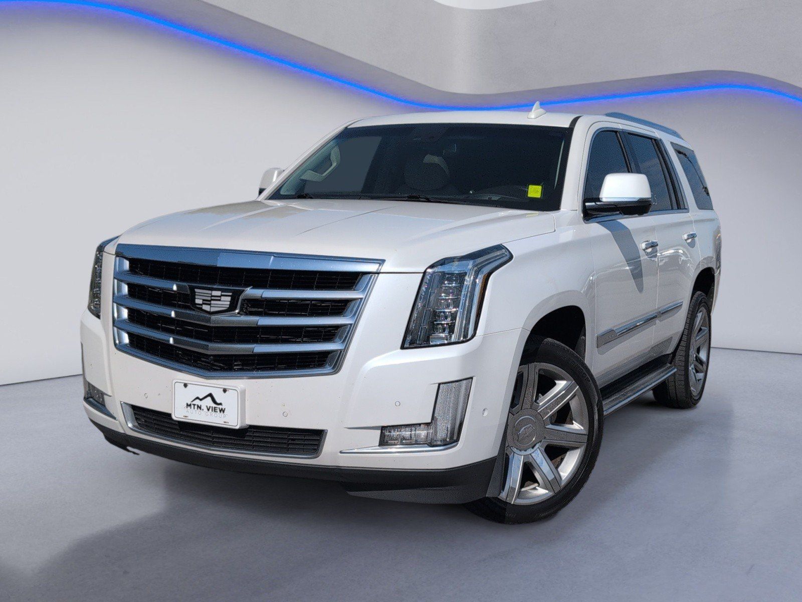 Used 2017 Cadillac Escalade Luxury AWD/4WD image 2