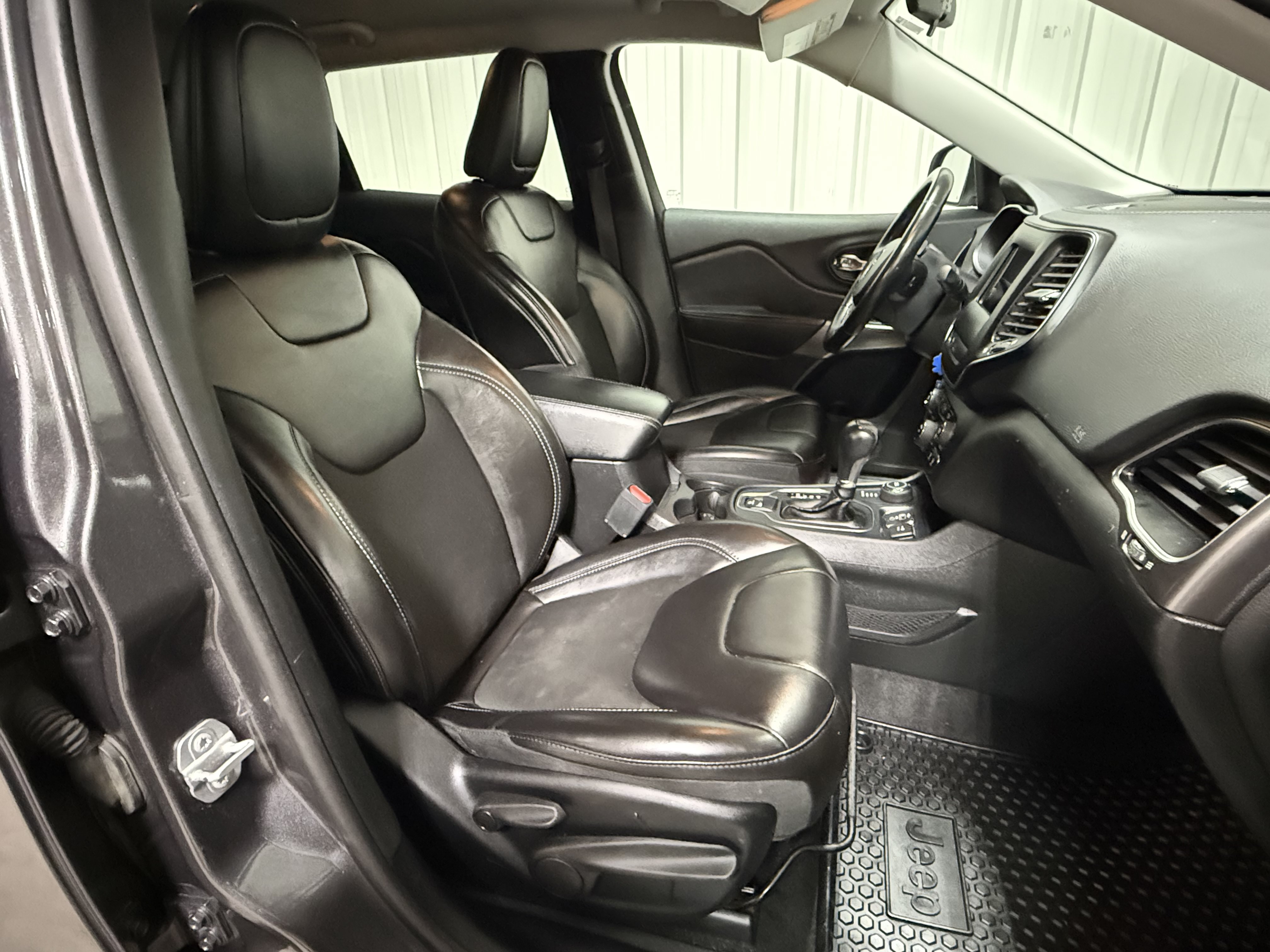 Used 2019 Jeep Cherokee Latitude Plus w/ Cold Weather Group AWD/4WD image 11