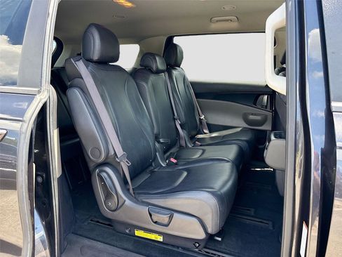 Used 2025 Kia Carnival FWD image 28