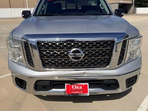 Used 2018 Nissan Titan SV w/ SV Convenience Package RWD image 10