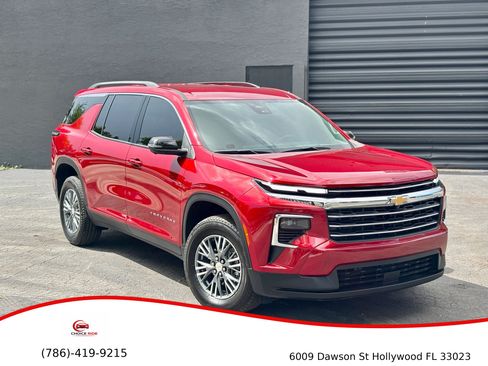 Used 2025 Chevrolet Traverse LT w/ Driver Confidence Package FWD image 1