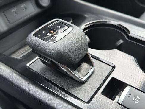 Used 2025 Nissan Rogue S AWD/4WD image 19